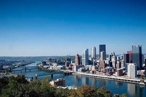 Photo of the Pittsburgh, 以高楼大厦为特色的宾夕法尼亚州天际线, rivers, bridges, and blue skies